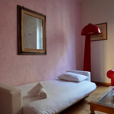 Eschilo In Rosa: Charme E Design Apartment Milan